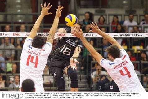 Ludwigsburg , Volleyball 4- Nationen Turnier Deutschland vs. Frankreich , von links: Nicolas Le Goff ( FRA ) Michael Andrei ( GER ) Antonin Rouzier ( FRA )