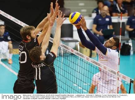 Ludwigsburg , Volleyball 4- Nationen Turnier Deutschland vs. Frankreich , von links: Philipp Collin Lukas Kampa ( Ger ) Earvin Ngapeth ( FRA )