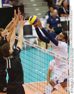 Ludwigsburg , Volleyball 4- Nationen Turnier Deutschland vs. Frankreich , von links: Philipp Collin Lukas Kampa ( Ger ) Earvin Ngapeth ( FRA )