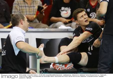 Ludwigsburg , Volleyball 4- Nationen Turnier Deutschland vs. Frankreich , Lukas Kampa ( GER ) wird behandelt