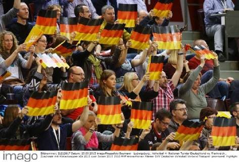 Ludwigsburg , Volleyball 4- Nationen Turnier Deutschland vs. Frankreich , Zuschauer mit Klatschpappen