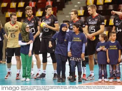 Ludwigsburg , Volleyball 4- Nationen Turnier Deutschland vs. Frankreich , Flüchtlingskinder dürfen mit den Spielern einlaufen