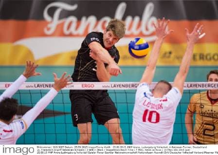 25.09.2015, MHP Arena, Ludwigsburg Volleyball, 4-Nationen-Turnier, Deutschland vs. Frankreich Angriff Sebastian Schwarz ( 3 GER) - Block Doppelblock Kevin Tillie ( 7 FRA), Kevin Le Roux ( 10 FRA)