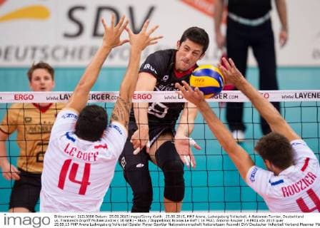 25.09.2015, MHP Arena, Ludwigsburg Volleyball, 4-Nationen-Turnier, Deutschland vs. Frankreich Angriff Michael Andrei ( 18 GER) - Block Doppelblock Nicolas Le Goff ( 14 FRA), Antonin Rouzier ( 4 FRA)