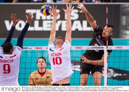 25.09.2015, MHP Arena, Ludwigsburg Volleyball, 4-Nationen-Turnier, Deutschland vs. Frankreich Block Doppelblock Earvin Ngapeth ( 9 FRA), Kevin Le Roux ( 10 FRA) - Angriff Georg György Gyoergy Grozer ( 9 GER)