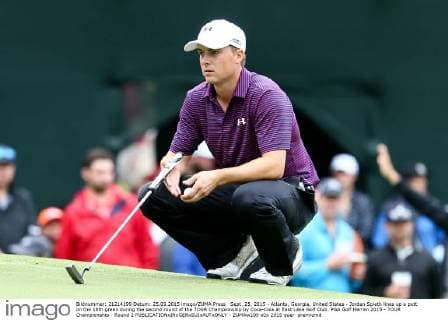 Sept. 25, 2015 - Atlanta, Georgia, United States - Jordan Spieth lines up a putt on the 18th green during the second round of the TOUR Championship by Coca-Cola at East Lake Golf Club. PGA Golf Herren 2015 - TOUR Championship - Round 2 - ZUMAw109