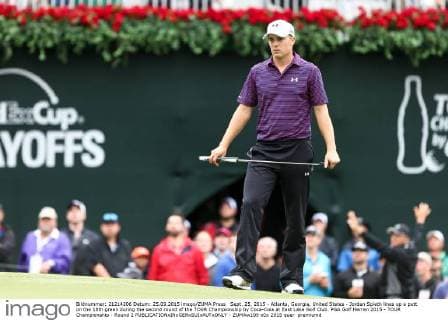 Sept. 25, 2015 - Atlanta, Georgia, United States - Jordan Spieth lines up a putt on the 18th green during the second round of the TOUR Championship by Coca-Cola at East Lake Golf Club. PGA Golf Herren 2015 - TOUR Championship - Round 2 - ZUMAw109