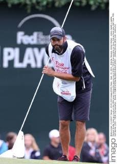 Sept. 25, 2015 - Atlanta, Georgia, United States - Jordan Spieth s caddie, Michael Greller lines up a putt on the 18th green during the second round of the TOUR Championship by Coca-Cola at East Lake Golf Club. PGA Golf Herren 2015 - TOUR Championship - Round 2 - ZUMAw109