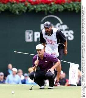 Sept. 25, 2015 - Atlanta, Georgia, United States - Jordan Spieth (bottom) and his caddie, Michael Greller line up a putt on the 18th green during the second round of the TOUR Championship by Coca-Cola at East Lake Golf Club. PGA Golf Herren 2015 - TOUR Championship - Round 2 - ZUMAw109