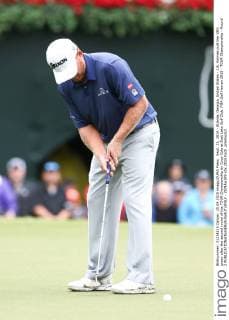 Sept. 25, 2015 - Atlanta, Georgia, United States - J.B. Holmes putt the 18th green after the second round of the TOUR Championship by Coca-Cola at East Lake Golf Club. PGA Golf Herren 2015 - TOUR Championship - Round 2 - ZUMAw109