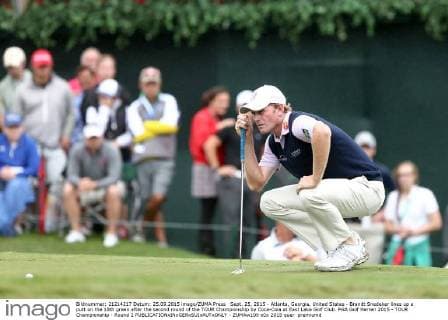 Sept. 25, 2015 - Atlanta, Georgia, United States - Brandt Snedeker lines up a putt on the 18th green after the second round of the TOUR Championship by Coca-Cola at East Lake Golf Club. PGA Golf Herren 2015 - TOUR Championship - Round 2 - ZUMAw109