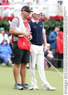 Sept. 25, 2015 - Atlanta, Georgia, United States - Brandt Snedeker (R) and his caddie Scott Vail wait on the 18th green after the second round of the TOUR Championship by Coca-Cola at East Lake Golf Club. PGA Golf Herren 2015 - TOUR Championship - Round 2 - ZUMAw109