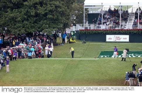 Sept. 25, 2015 - Atlanta, Georgia, United States - Zach Johnson tees off the 18th hole during the second round of the TOUR Championship by Coca-Cola at East Lake Golf Club. PGA Golf Herren 2015 - TOUR Championship - Round 2 - ZUMAw109