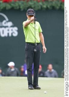 Sept. 25, 2015 - Atlanta, Georgia, United States - Zach Johnson lines up a putt on the 18th green during the second round of the TOUR Championship by Coca-Cola at East Lake Golf Club. PGA Golf Herren 2015 - TOUR Championship - Round 2 - ZUMAw109