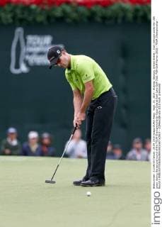 Sept. 25, 2015 - Atlanta, Georgia, United States - Zach Johnson putts the 18th green during the second round of the TOUR Championship by Coca-Cola at East Lake Golf Club. PGA Golf Herren 2015 - TOUR Championship - Round 2 - ZUMAw109