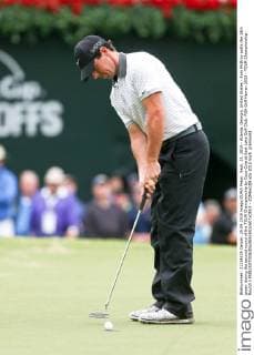 Sept. 25, 2015 - Atlanta, Georgia, United States - Rory McIlroy putts the 18th green during the second round of the TOUR Championship by Coca-Cola at East Lake Golf Club. PGA Golf Herren 2015 - TOUR Championship - Round 2 - ZUMAw109