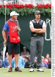 Sept. 25, 2015 - Atlanta, Georgia, United States - Henrik Stenson (R) and his caddie Gareth Lord wait on the 18th green during the second round of the TOUR Championship by Coca-Cola at East Lake Golf Club. PGA Golf Herren 2015 - TOUR Championship - Round 2 - ZUMAw109