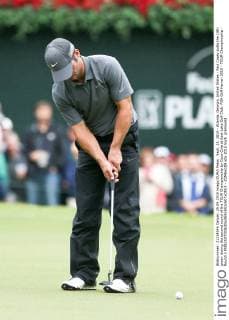 Sept. 25, 2015 - Atlanta, Georgia, United States - Paul Casey putts the 18th green during the second round of the TOUR Championship by Coca-Cola at East Lake Golf Club. PGA Golf Herren 2015 - TOUR Championship - Round 2 - ZUMAw109