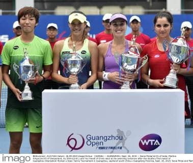 (150926) -- GUANGZHOU, Sept. 26, 2015 -- Sania Mirza(1st R) of India, Martina Hingis(2nd R) of Switzerland, Xu Shilin(2nd L) and You Xiaodi of China react at the awarding ceremony after the double s final match of Guangzhou Internationl Women s Open Tennis Tournament in Guangzhou, capital of south China s Guangdong Province, Sept. 26, 2015. Sania Mirza and Martina Hingis won 2-0 and claimed the title. ) (SP)CHINA-GUANGZHOU-TENNIS-INTERNATIONAL WOMEN S OPEN-FINAL LiangxXu 