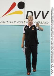 Bundestrainer Vital HEYNEN (GER),Gestik,Einzelbild,angeschnittenes Einzelmotiv,Halbfigur,halbe Figur. Deutschland (GER)-Frankreich (FRA). Volleyball Vier Laenderturnier in Ludwigsburg am 25.09.2015.