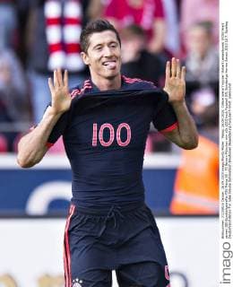 Mainz, 26.09.2015, Coface Arena Torjubel: Robert Lewandowski (FCB) feiert seinen 100 Bundesligatreffer FSV Mainz 05 - FC Bayern München mm