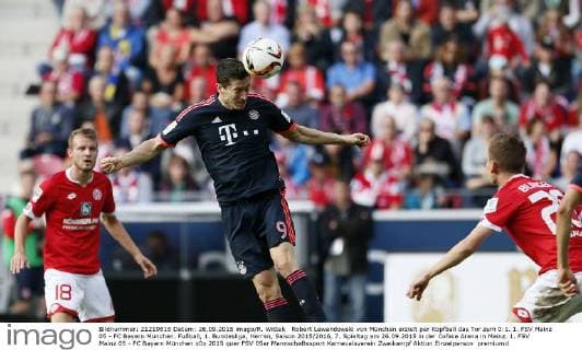 Robert Lewandowski von München erzielt per Kopfball das Tor zum 0:1. 1. FSV Mainz 05 - FC Bayern München. Fußball, 1. Bundesliga, Herren, Saison 2015 2016, 7. Spieltag am 26.09.2015 in der Coface Arena in Mainz. 1. FSV Mainz 05 - FC Bayern München