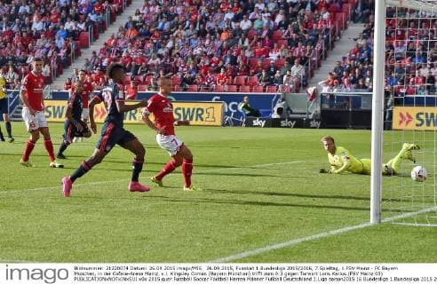 26.09.2015, Fussball 1.Bundesliga 2015 2016, 7.Spieltag, 1.FSV Mainz - FC Bayern München, in der Coface-Arena Mainz. v.l. Kingsley Coman (Bayern München) trifft zum 0:3 gegen Torwart Loris Karius (FSV Mainz 05) 
