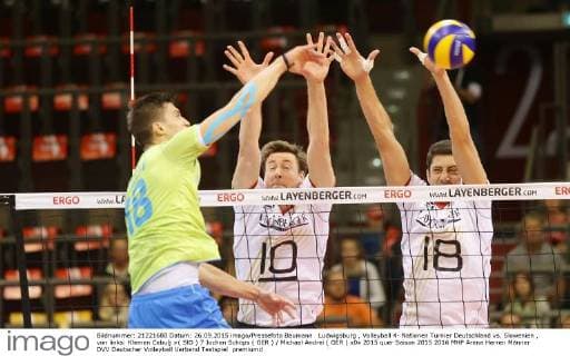 Ludwigsburg , Volleyball 4- Nationen Turnier Deutschland vs. Slowenien , von links: Klemen Cebulj >( SlO ) 7 Jochen Schöps ( GER ) Michael Andrei ( GER )
