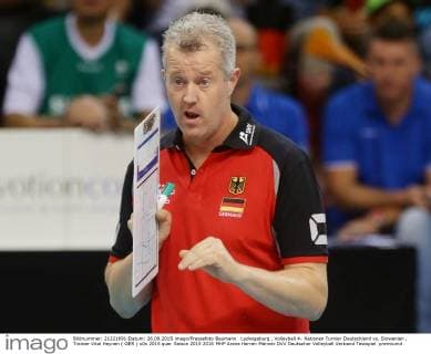 Ludwigsburg , Volleyball 4- Nationen Turnier Deutschland vs. Slowenien , Trainer Vital Heynen ( GER )