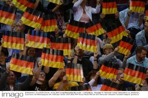 Ludwigsburg , Volleyball 4- Nationen Turnier Deutschland vs. Slowenien , Zuschauer mit Klatschpappen