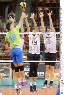 Ludwigsburg , Volleyball 4- Nationen Turnier Deutschland vs. Slowenien , von links: Klemen Cebulj ( SLO ) Michael Andrei Christian Fromm ( GER )