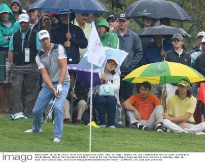 Sept. 26, 2015 - Atlanta, GA, USA - Patrons duck the rain under umbrellas as Henrik Stenson chips to the 1st green in the third round of the Tour Championship at East Lake Golf Club in Atlanta on Saturday, Sept. 26, 2015. Tour Championship, third round - ZUMAm67_