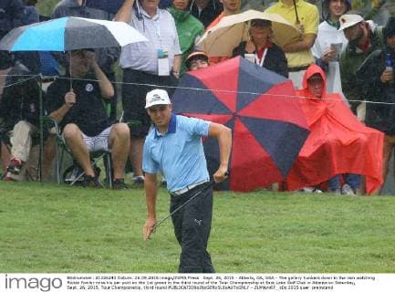 Sept. 26, 2015 - Atlanta, GA, USA - The gallery hunkers down in the rain watching Rickie Fowler miss his par putt on the 1st green in the third round of the Tour Championship at East Lake Golf Club in Atlanta on Saturday, Sept. 26, 2015. Tour Championship, third round - ZUMAm67_