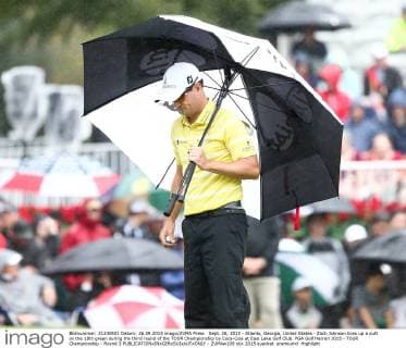 Sept. 26, 2015 - Atlanta, Georgia, United States - Zach Johnson lines up a putt on the 18th green during the third round of the TOUR Championship by Coca-Cola at East Lake Golf Club. PGA Golf Herren 2015 - TOUR Championship - Round 3 - ZUMAw109