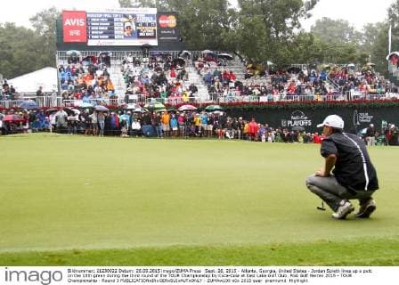 Sept. 26, 2015 - Atlanta, Georgia, United States - Jordan Spieth lines up a putt on the 18th green during the third round of the TOUR Championship by Coca-Cola at East Lake Golf Club. PGA Golf Herren 2015 - TOUR Championship - Round 3 - ZUMAw109