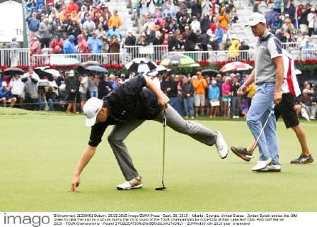 Sept. 26, 2015 - Atlanta, Georgia, United States - Jordan Spieth birdies the 18th green to take the lead by a stroke during the third round of the TOUR Championship by Coca-Cola at East Lake Golf Club. PGA Golf Herren 2015 - TOUR Championship - Round 3 - ZUMAw109
