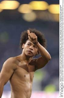 Foto : Leroy Sane , Siegesjuebl an die Fans von Schalke nach dem Schlusspfiff Fussball 1. Bundesliga am Sa. 26.09.2015 HSV - Schalke 04