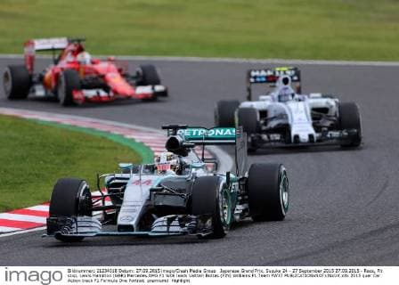 Japanese Grand Prix, Suzuka 24 - 27 September 2015 27.09.2015 - Race, Pit stop, Lewis Hamilton (GBR) Mercedes AMG F1 W06 leads Valtteri Bottas (FIN) Williams F1 Team FW37 