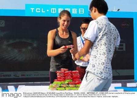 WUHAN, CHINA - SEPTEMBER 27: (CHINA OUT) Varvara Lepchenko of America gives mooncake to fans on the first day of 2015 Wuhan Open on September 27, 2015 in Wuhan, Hubei Province of China.  CFP473514650 