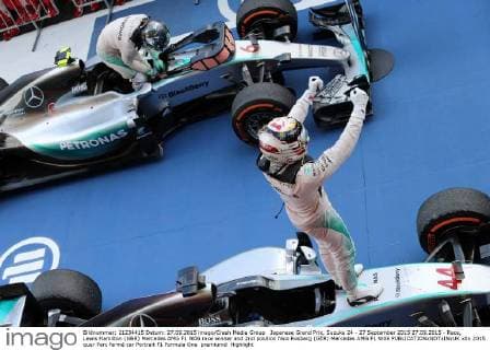 Japanese Grand Prix, Suzuka 24 - 27 September 2015 27.09.2015 - Race, Lewis Hamilton (GBR) Mercedes AMG F1 W06 race winner and 2nd position Nico Rosberg (GER) Mercedes AMG F1 W06 