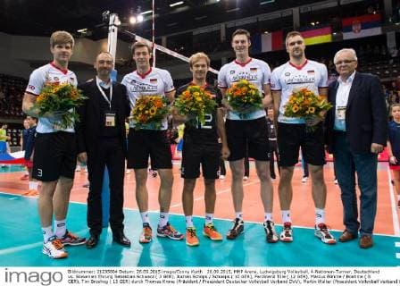 26.09.2015, MHP Arena, Ludwigsburg Volleyball, 4-Nationen-Turnier, Deutschland vs. Slowenien Ehrung Sebastian Schwarz ( 3 GER), Jochen Schöps Schoeps ( 10 GER), Ferdinand Tille ( 12 GER), Marcus Böhme Boehme ( 8 GER), Tim Broshog ( 15 GER) durch Thomas Krone (Präsident Praesident Deutscher Volleyball Verband DVV), Martin Walter (Praesident Volleyball Verband Wuerttemberg)