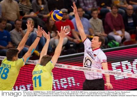 26.09.2015, MHP Arena, Ludwigsburg Volleyball, 4-Nationen-Turnier, Deutschland vs. Slowenien Block Doppelblock Klemen Cebulj ( 18 SLO), Danijel Koncila ( 11 SLO) - Angriff Jochen Schöps Schoeps ( 10 GER)