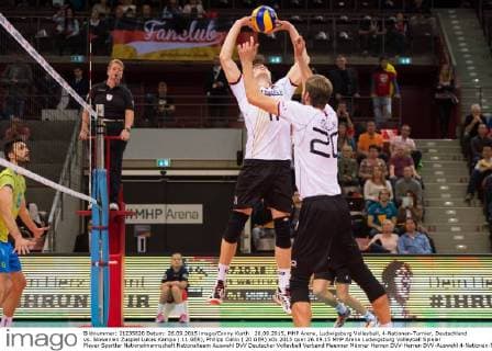 26.09.2015, MHP Arena, Ludwigsburg Volleyball, 4-Nationen-Turnier, Deutschland vs. Slowenien Zuspiel Lukas Kampa ( 11 GER), Philipp Collin ( 20 GER)