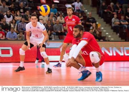 26.09.2015, MHP Arena, Ludwigsburg Volleyball, 4-Nationen-Turnier, Serbien vs. Frankreich Annahme Earvin Ngapeth ( 9 FRA)
