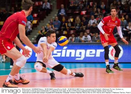 26.09.2015, MHP Arena, Ludwigsburg Volleyball, 4-Nationen-Turnier, Serbien vs. Frankreich Annahme Jenia Grebennikov ( 2 FRA)