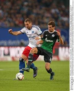 26.09.2015, Fussball 1.Bundesliga 2015 2016, 7.Spieltag, Hamburger SV - FC Schalke 04, im Volksparkstadion Hamburg. v.l. Pierre-Michel Lasogga (Hamburg) gegen Leon Goretzka (Schalke) 