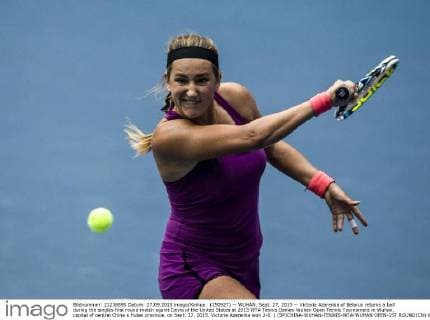 (150927) -- WUHAN, Sept. 27, 2015 -- Victoria Azarenka of Belarus returns a ball during the singles first round match againt Davis of the United States at 2015 WTA Tennis Damen Wuhan Open Tennis Tournament in Wuhan, capital of central China s Hubei province, on Sept. 27, 2015. Victoria Azarenka won 2-0. ) (SP)CHINA-WUHAN-TENNIS-WTA-WUHAN OPEN-1ST ROUND(CN) XiaoxYijiu 