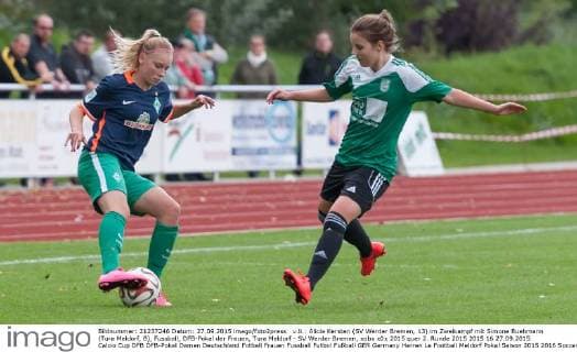 v.li.: Alicia Kersten (SV Werder Bremen, 13) im Zweikampf mit Simone Ruehmann (Tura Meldorf, 8), Fussball, DFB-Pokal der Frauen, Tura Meldorf - SV Werder Bremen, xobx