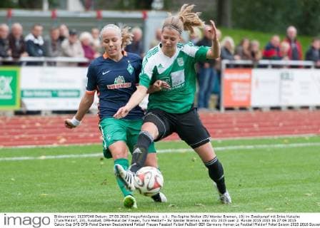 v.li.: Pia-Sophie Wolter (SV Werder Bremen, 10) im Zweikampf mit Imke Kutsche (Tura Meldorf, 23), Fussball, DFB-Pokal der Frauen, Tura Meldorf - SV Werder Bremen, xobx