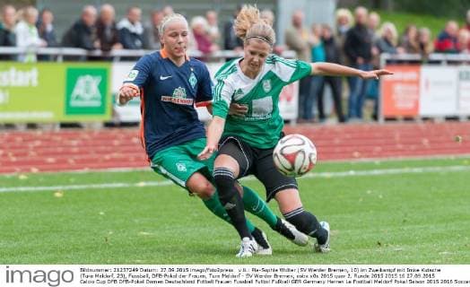v.li.: Pia-Sophie Wolter (SV Werder Bremen, 10) im Zweikampf mit Imke Kutsche (Tura Meldorf, 23), Fussball, DFB-Pokal der Frauen, Tura Meldorf - SV Werder Bremen, xobx